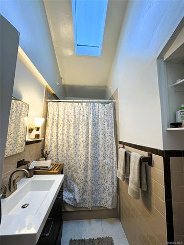 42 Hamilton Road Left, North Merrick, NY 11566