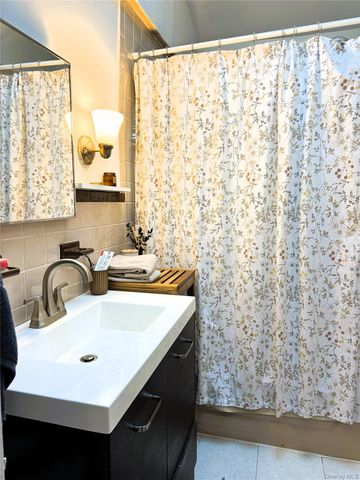 42 Hamilton Road Left, North Merrick, NY 11566