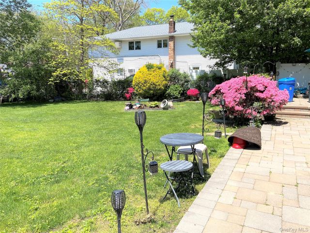 42 Hamilton Road Left, North Merrick, NY 11566