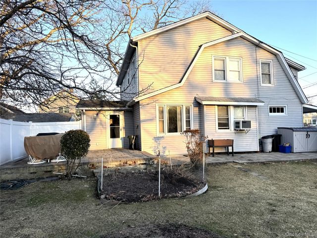 42 Hamilton Road Left, North Merrick, NY 11566