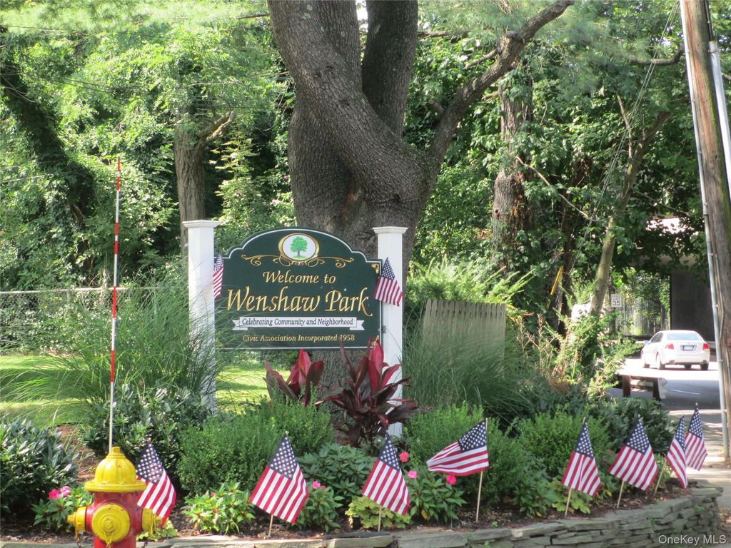 42 Hamilton Road Left, North Merrick, NY 11566