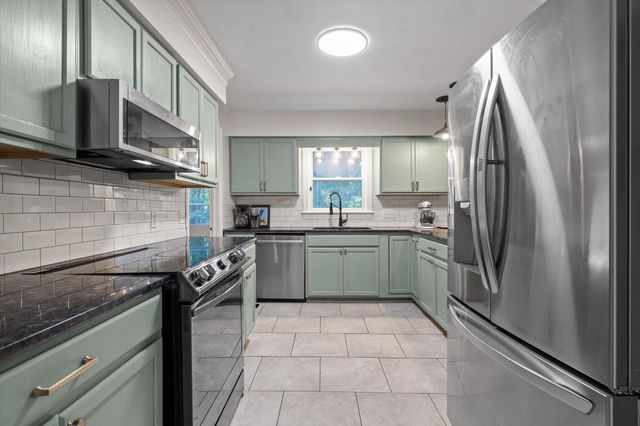 902 Dunsinane Road, Signal Mountain, TN 37377