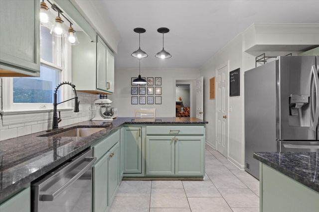 902 Dunsinane Road, Signal Mountain, TN 37377