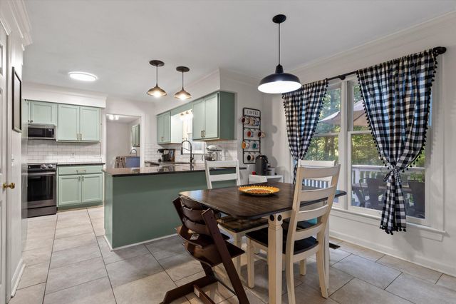 902 Dunsinane Road, Signal Mountain, TN 37377