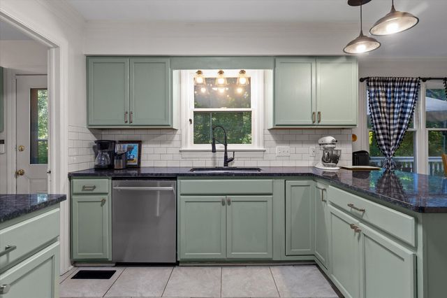 902 Dunsinane Road, Signal Mountain, TN 37377