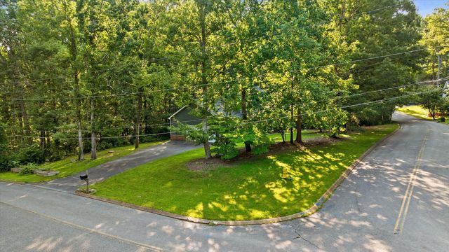 902 Dunsinane Road, Signal Mountain, TN 37377