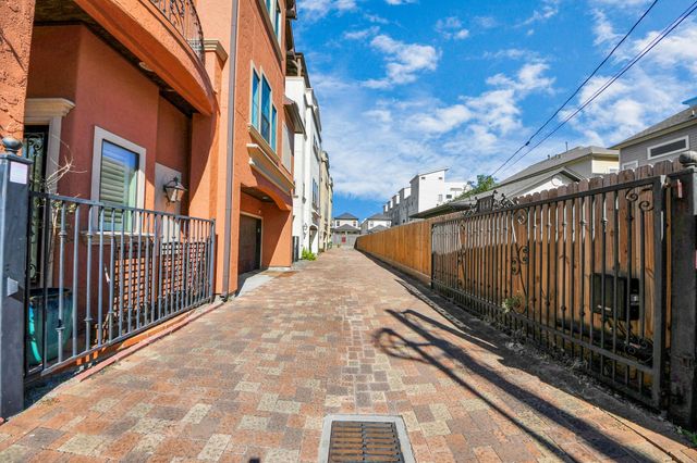 1141 W 23rd St A, Houston, TX 77008