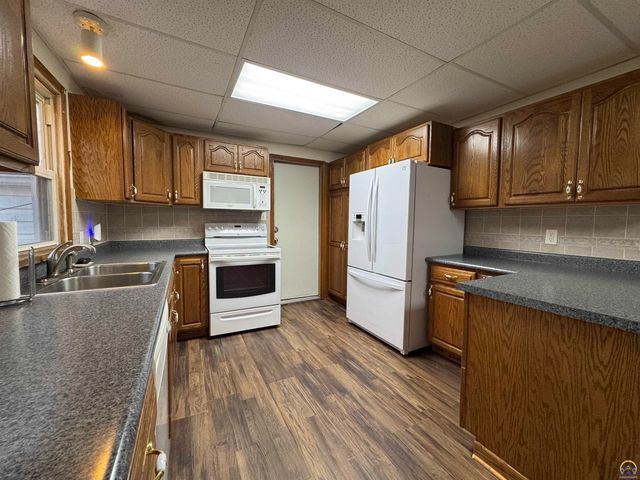 1041 Sunnyslope St, Emporia, KS 66801