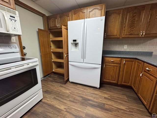 1041 Sunnyslope St, Emporia, KS 66801