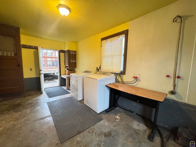 1041 Sunnyslope St, Emporia, KS 66801