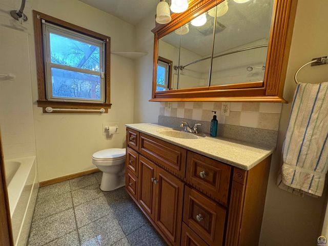 1041 Sunnyslope St, Emporia, KS 66801