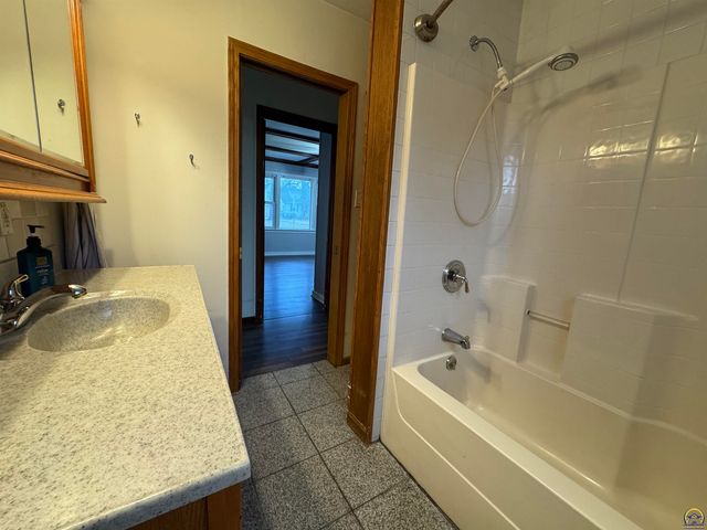 1041 Sunnyslope St, Emporia, KS 66801