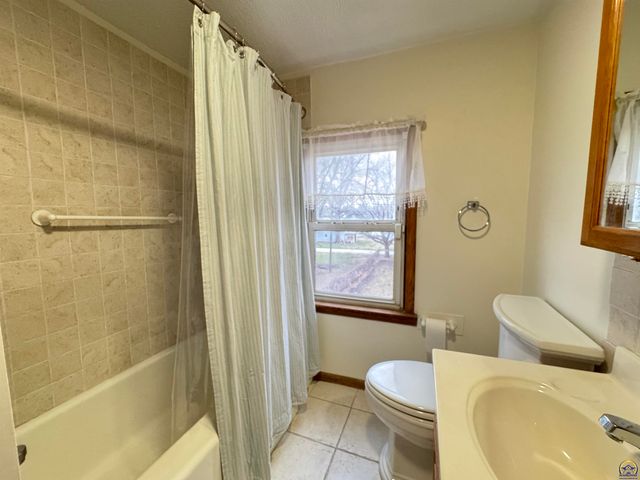 1041 Sunnyslope St, Emporia, KS 66801