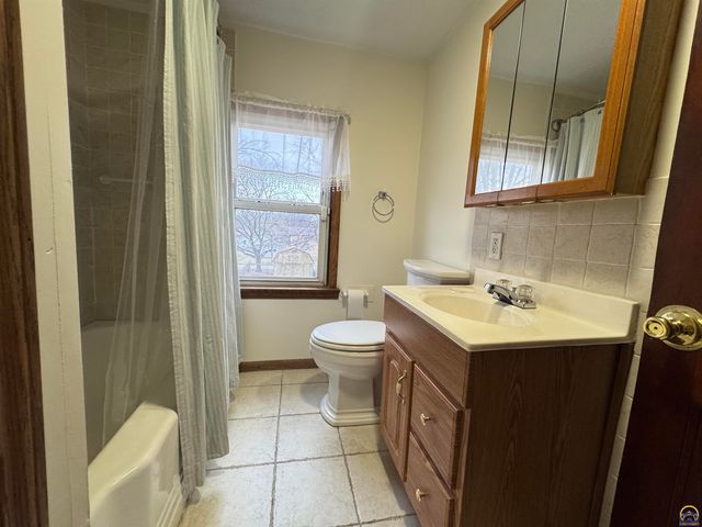 1041 Sunnyslope St, Emporia, KS 66801