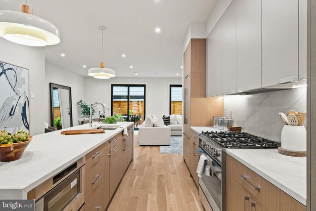 207A VINE ST, Philadelphia, PA 19106