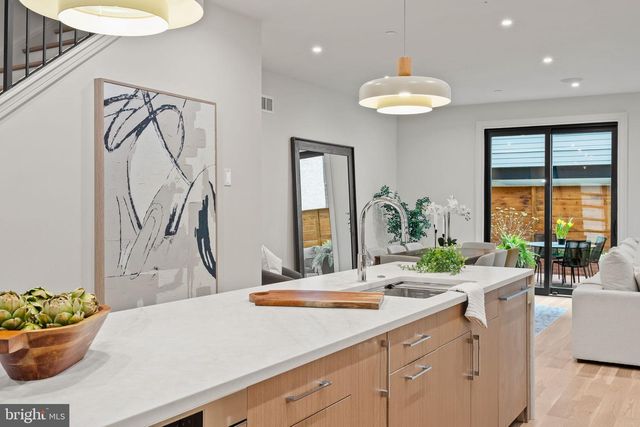 207A VINE ST, Philadelphia, PA 19106