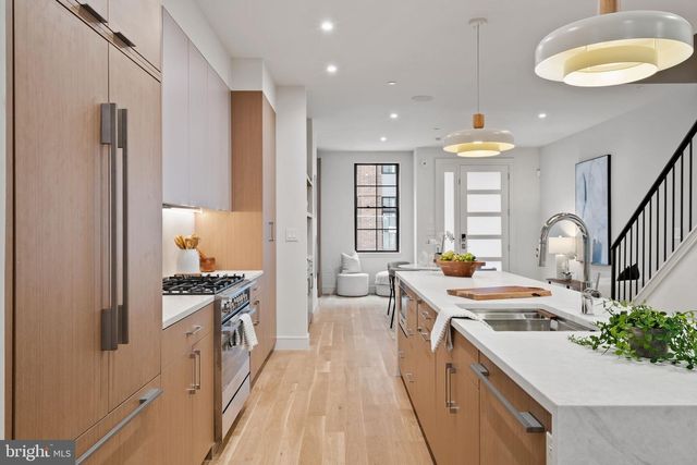 207A VINE ST, Philadelphia, PA 19106