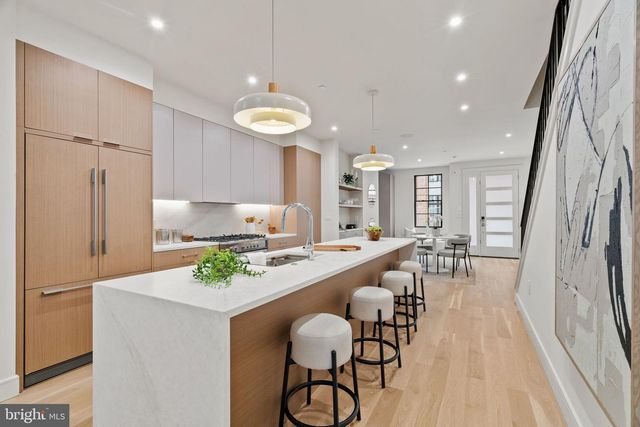 207A VINE ST, Philadelphia, PA 19106