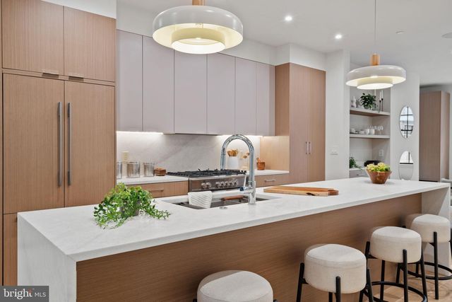 207A VINE ST, Philadelphia, PA 19106