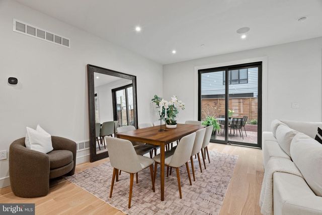 207A VINE ST, Philadelphia, PA 19106