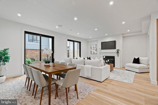 207A VINE ST, Philadelphia, PA 19106