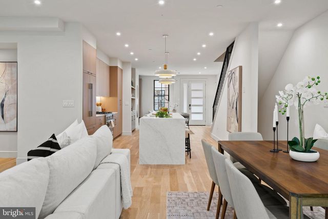 207A VINE ST, Philadelphia, PA 19106