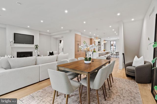 207A VINE ST, Philadelphia, PA 19106