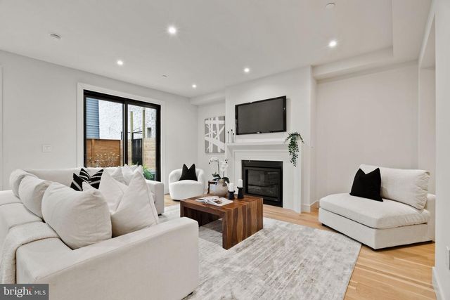 207A VINE ST, Philadelphia, PA 19106