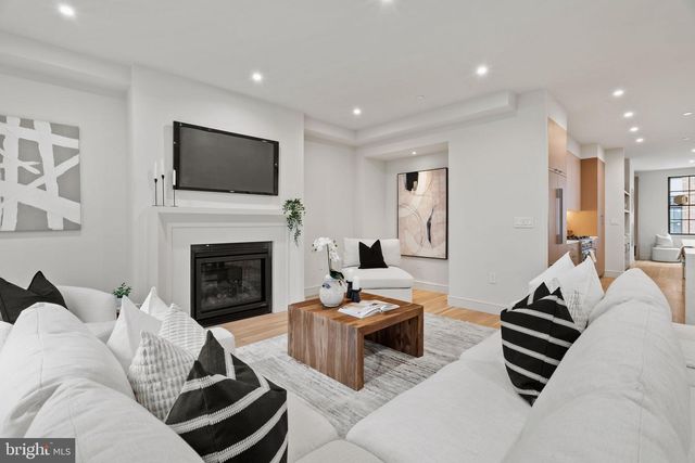 207A VINE ST, Philadelphia, PA 19106