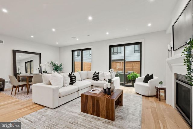 207A VINE ST, Philadelphia, PA 19106