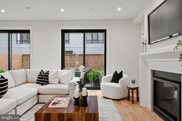 207A VINE ST, Philadelphia, PA 19106