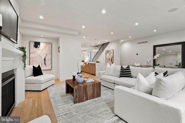 207A VINE ST, Philadelphia, PA 19106