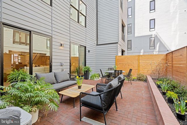 207A VINE ST, Philadelphia, PA 19106