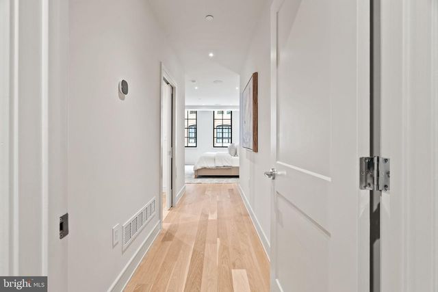 207A VINE ST, Philadelphia, PA 19106