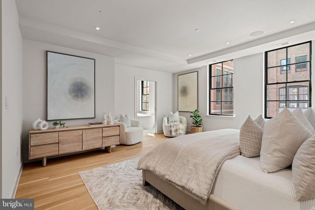 207A VINE ST, Philadelphia, PA 19106