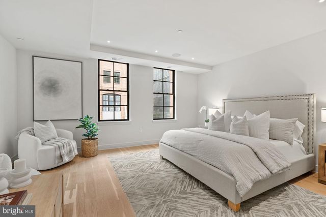 207A VINE ST, Philadelphia, PA 19106