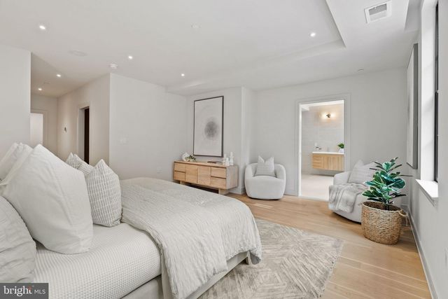 207A VINE ST, Philadelphia, PA 19106