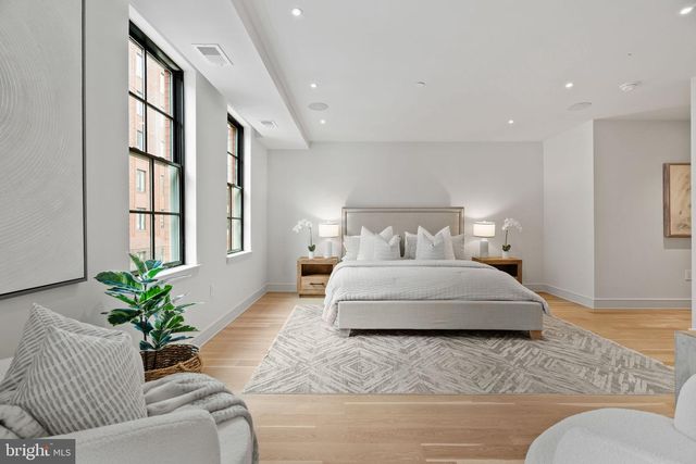 207A VINE ST, Philadelphia, PA 19106