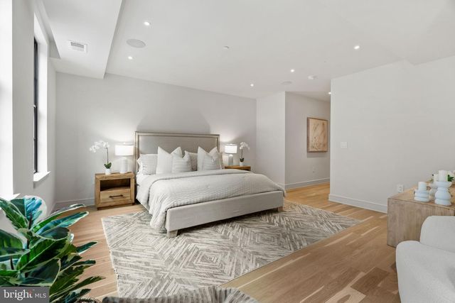 207A VINE ST, Philadelphia, PA 19106