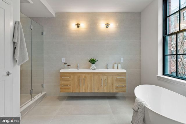 207A VINE ST, Philadelphia, PA 19106