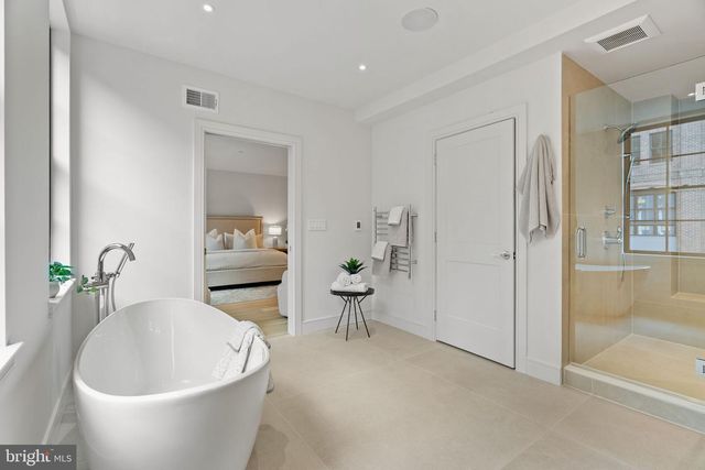 207A VINE ST, Philadelphia, PA 19106