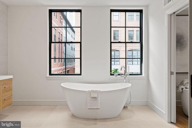 207A VINE ST, Philadelphia, PA 19106