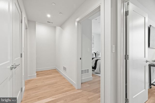 207A VINE ST, Philadelphia, PA 19106