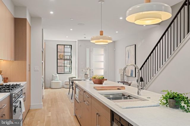 207A VINE ST, Philadelphia, PA 19106