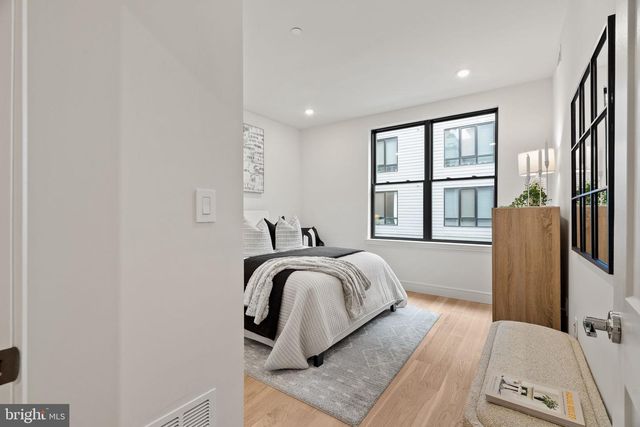 207A VINE ST, Philadelphia, PA 19106