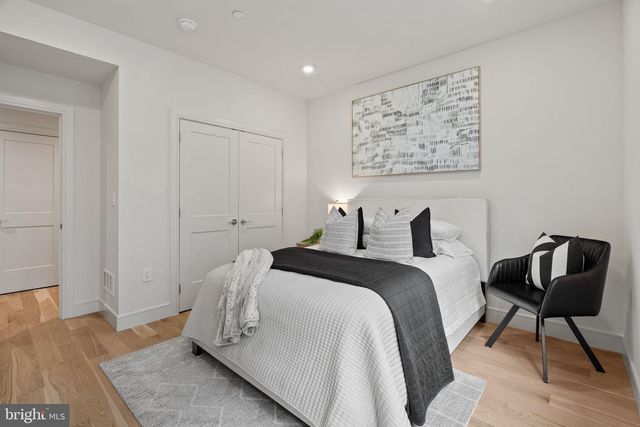 207A VINE ST, Philadelphia, PA 19106