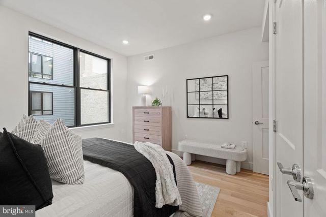 207A VINE ST, Philadelphia, PA 19106