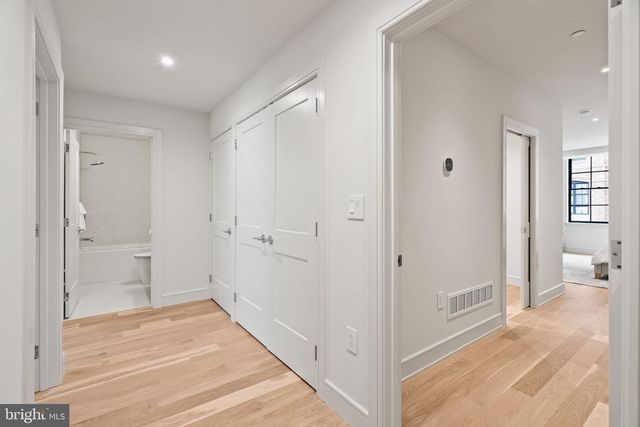 207A VINE ST, Philadelphia, PA 19106