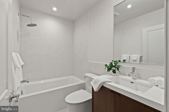 207A VINE ST, Philadelphia, PA 19106