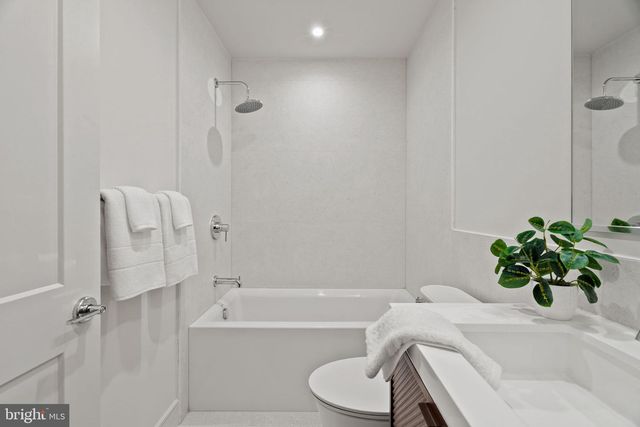 207A VINE ST, Philadelphia, PA 19106